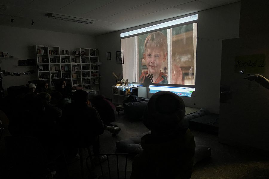 Weihnachtsmarkt GBG Schulerinnen und Schuler beim Weihnachtsfilm im Schulercafe Kapitel 2 Bild Jenny Kim.jpg